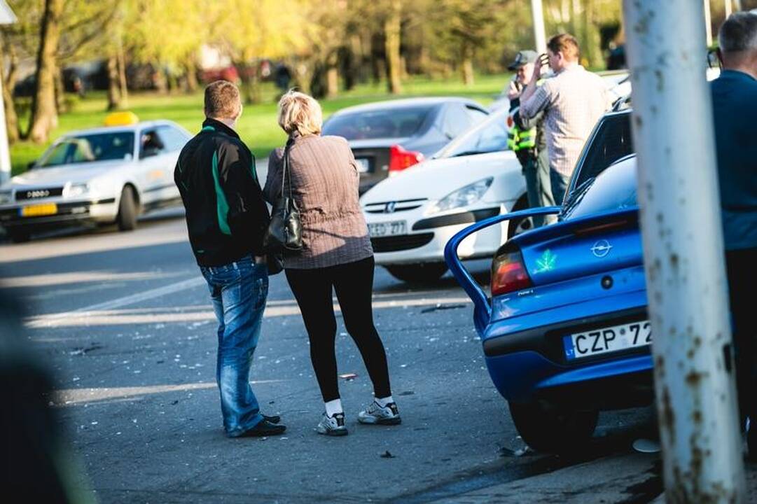 Kaune – masinė automobilių avarija (galima priežastis – alkoholis)