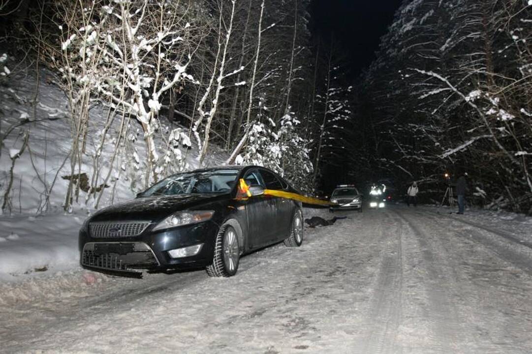 Važiuodamas automobilio tempiamomis rogėmis žuvo vaikinas