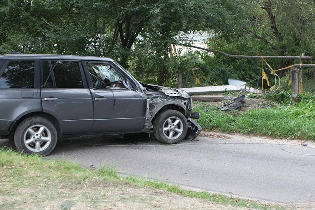 Pakeliui į „Belmontą“ visureigis daužė automobilius ir vartė stulpus