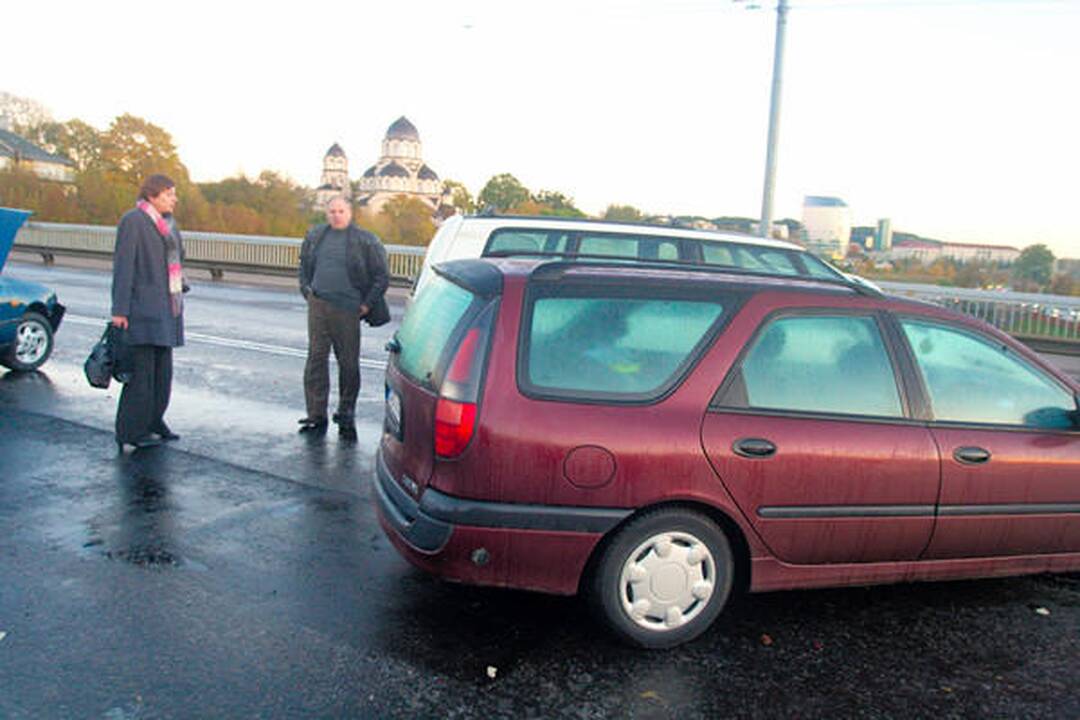 Vilniaus gatvėse dėl plikledžio fiksuotos 43 avarijos (dar papildyta)