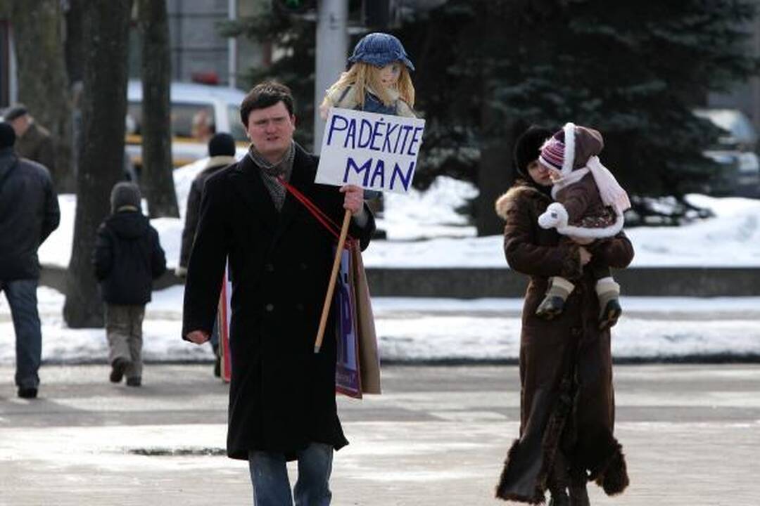 Protestuotojai prieš pedofiliją reikalavo daugiau prokurorų galvų (papildyta)