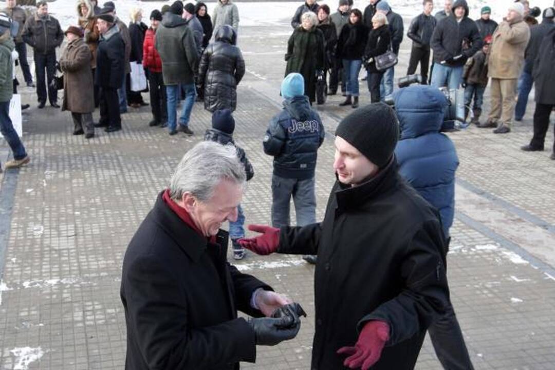 Protestuotojai prieš pedofiliją reikalavo daugiau prokurorų galvų (papildyta)