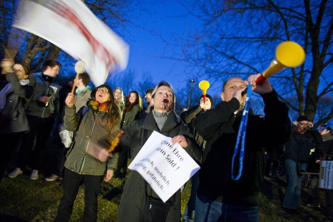 Vokietijos prezidento išlydėjimo ceremoniją sutrikdė protestuotojai