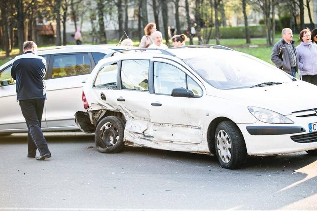 Kaune – masinė automobilių avarija (galima priežastis – alkoholis)