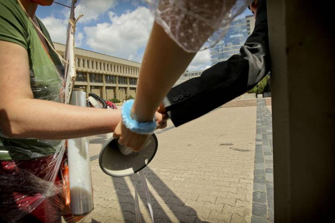 Žmogaus teisių aktyvistai: šalin rankas nuo šeimos