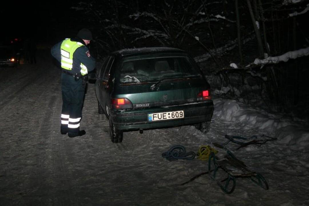 Važiuodamas automobilio tempiamomis rogėmis žuvo vaikinas