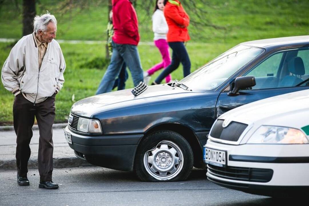 Kaune – masinė automobilių avarija (galima priežastis – alkoholis)