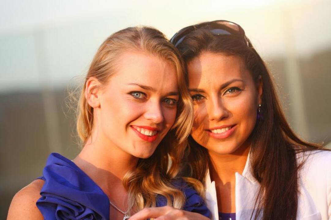 „Pinup Girls“ mergijos paryčiais surengė iškylą Vilniaus miesto centre
