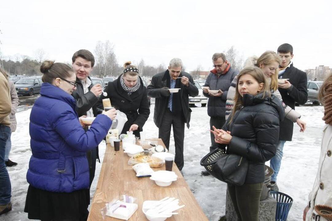 KU studentai kvietė valgyti aštrią žuvienę 