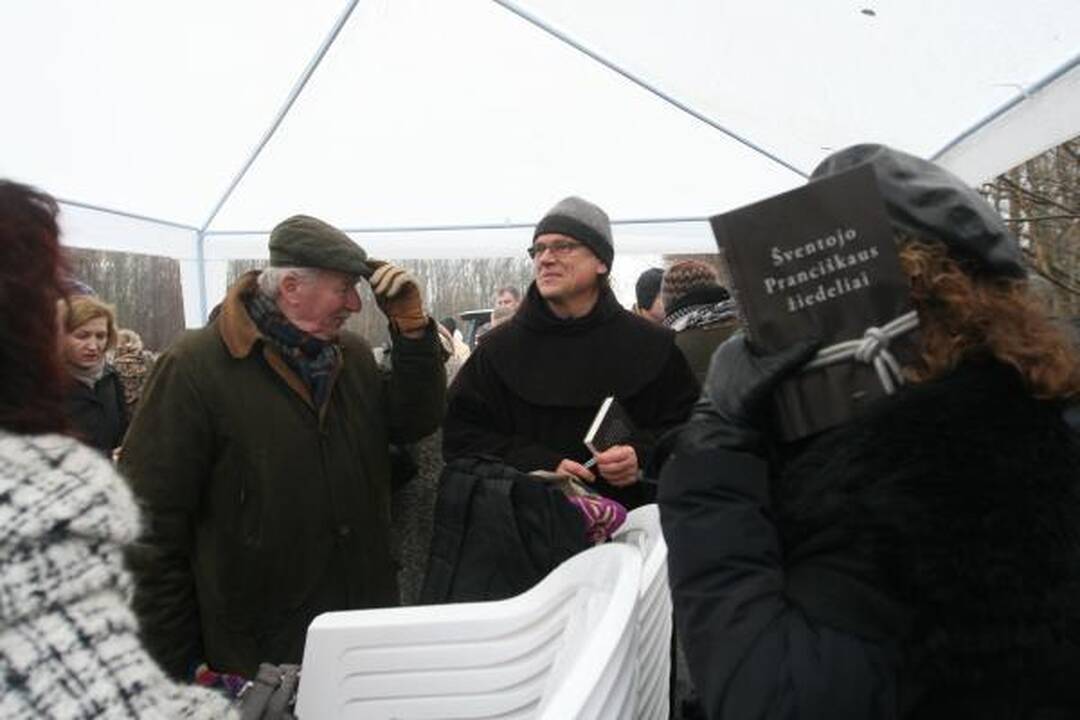 Pranciškonai kastuvais paskelbė onkologinio centro statybų pradžią 