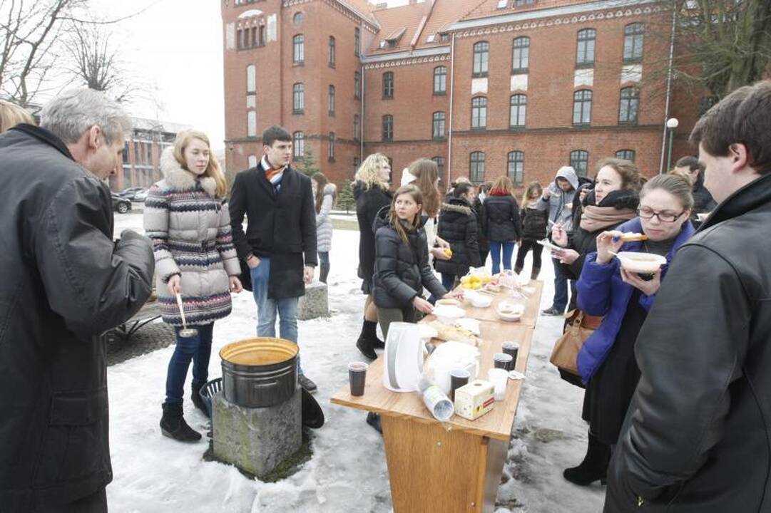 KU studentai kvietė valgyti aštrią žuvienę 