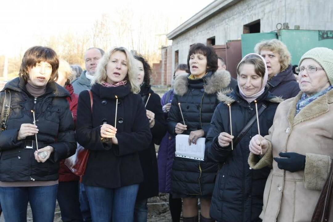 Dvasinės paramos centro pamatus sutvirtino atminimo simboliais  
