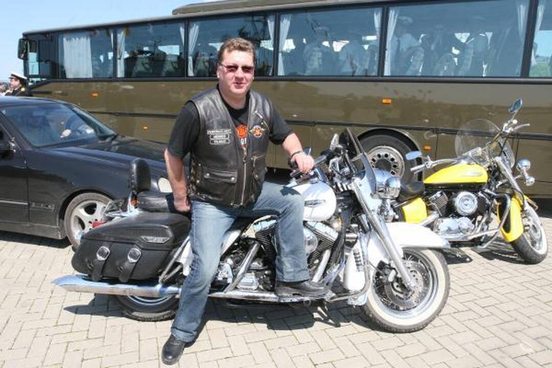 Generolas į kariškių šventę Klaipėdoje atvyko motociklu