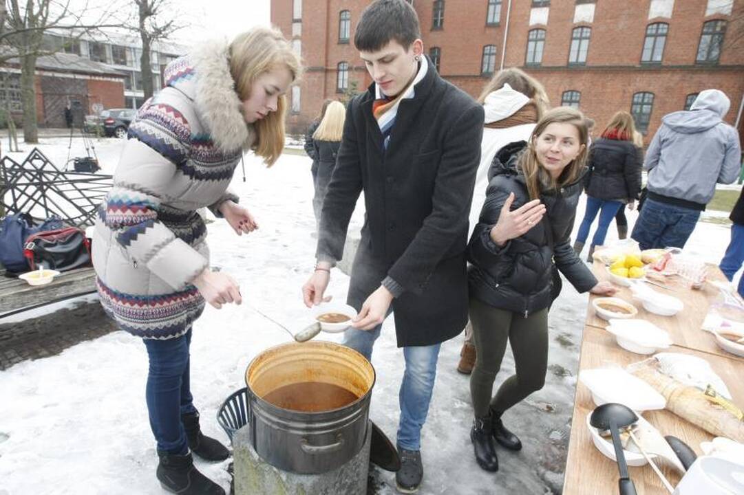 KU studentai kvietė valgyti aštrią žuvienę 