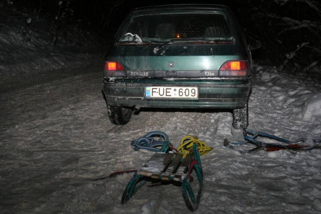 Važiuodamas automobilio tempiamomis rogėmis žuvo vaikinas