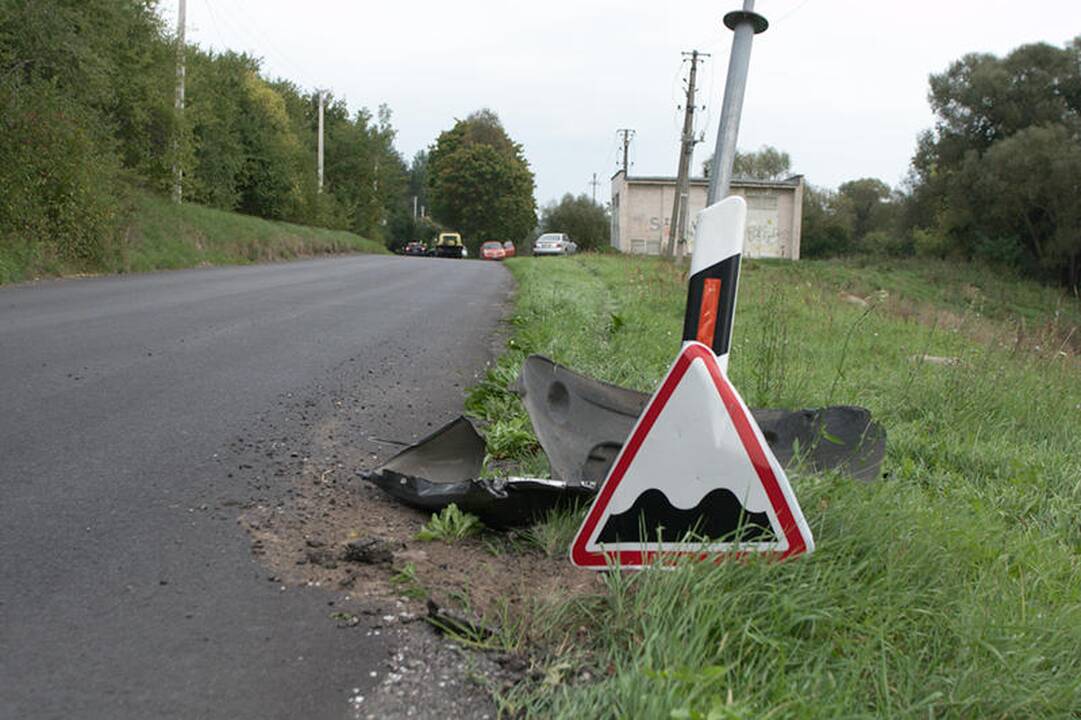 Pakeliui į „Belmontą“ visureigis daužė automobilius ir vartė stulpus