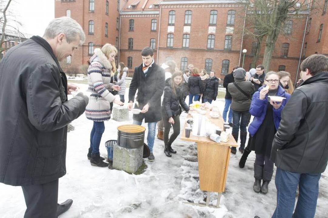 KU studentai kvietė valgyti aštrią žuvienę 