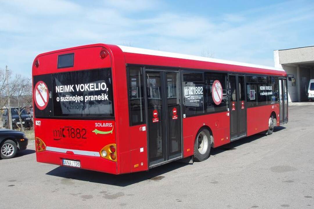 Šūkis ant autobuso ragins neimti atlyginimų „vokeliuose“