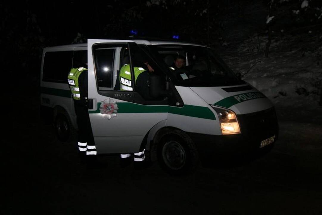 Važiuodamas automobilio tempiamomis rogėmis žuvo vaikinas