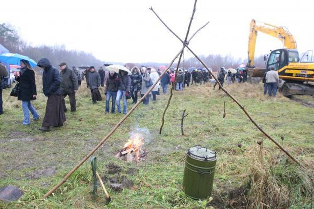 Pranciškonai kastuvais paskelbė onkologinio centro statybų pradžią 