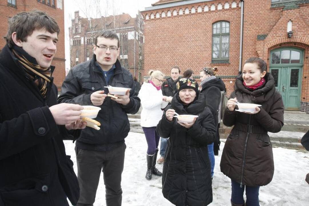 KU studentai kvietė valgyti aštrią žuvienę 