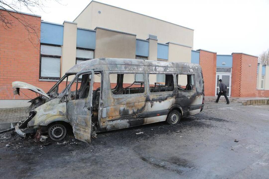 Padegėjai Klaipėdoje supleškino laidojimo įmonės mikroautobusą