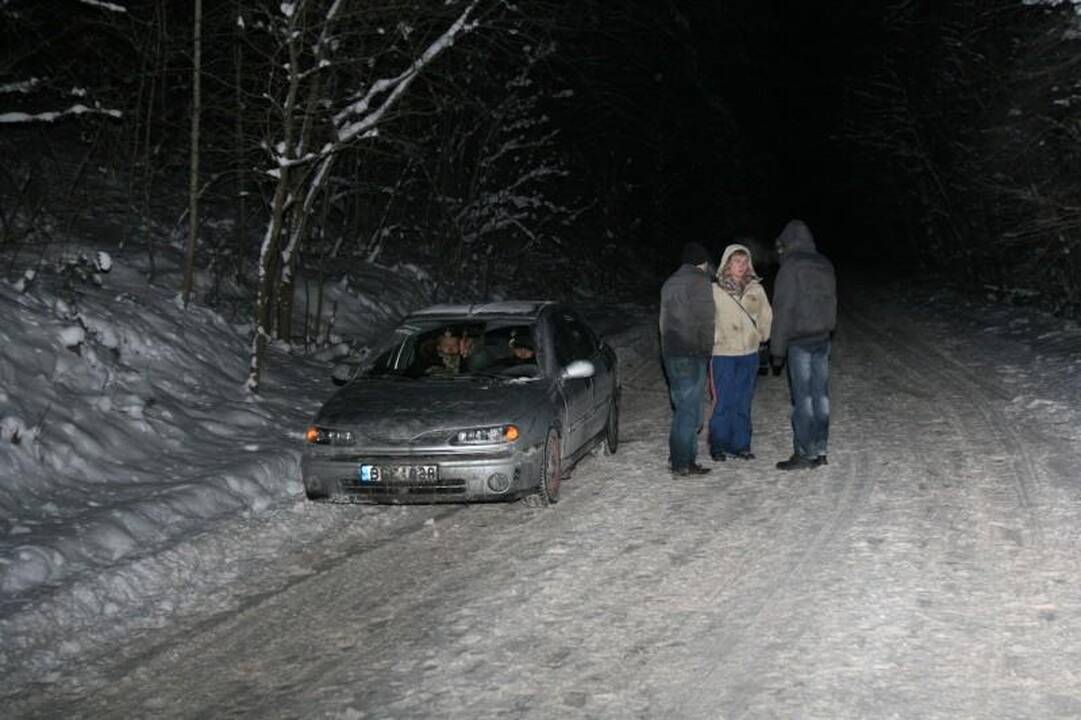 Važiuodamas automobilio tempiamomis rogėmis žuvo vaikinas