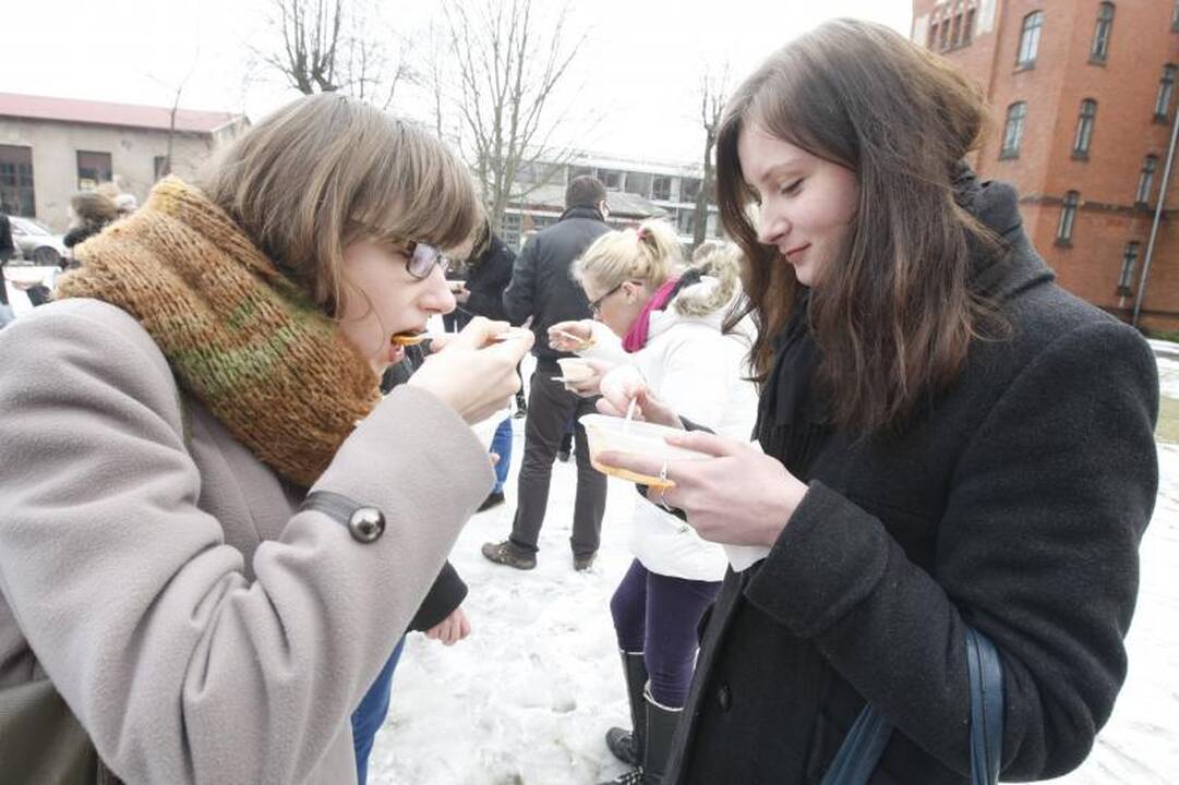 KU studentai kvietė valgyti aštrią žuvienę 
