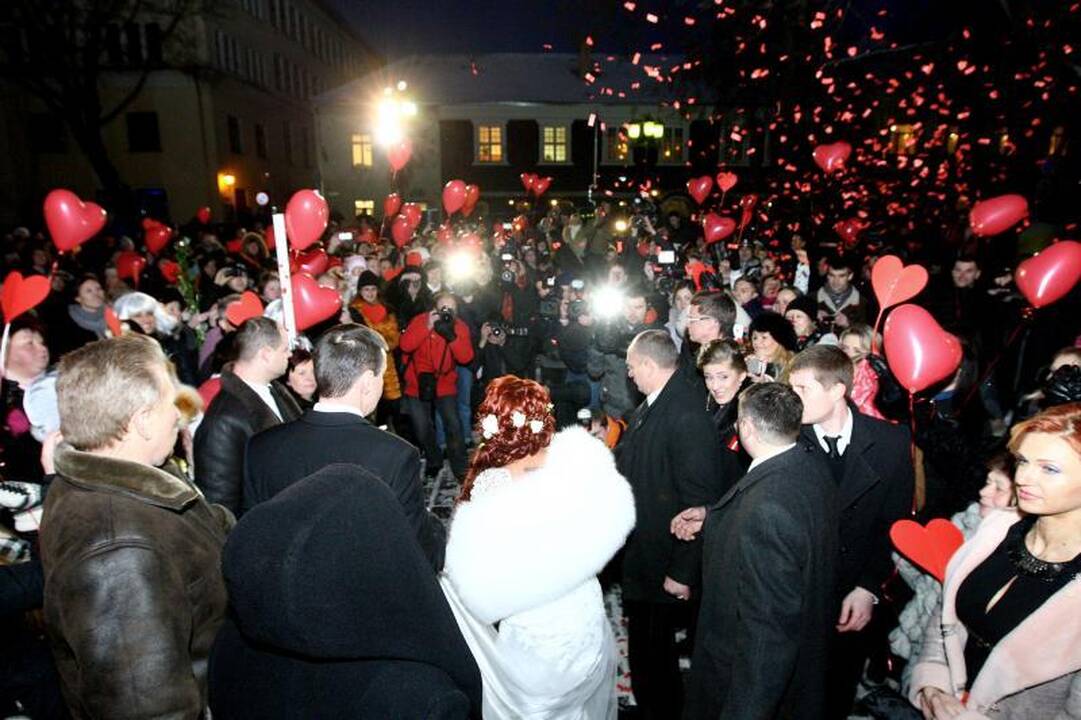 Ištekėjusiai Dž. Butkutei palinkėjo susilaukti 12 vaikų