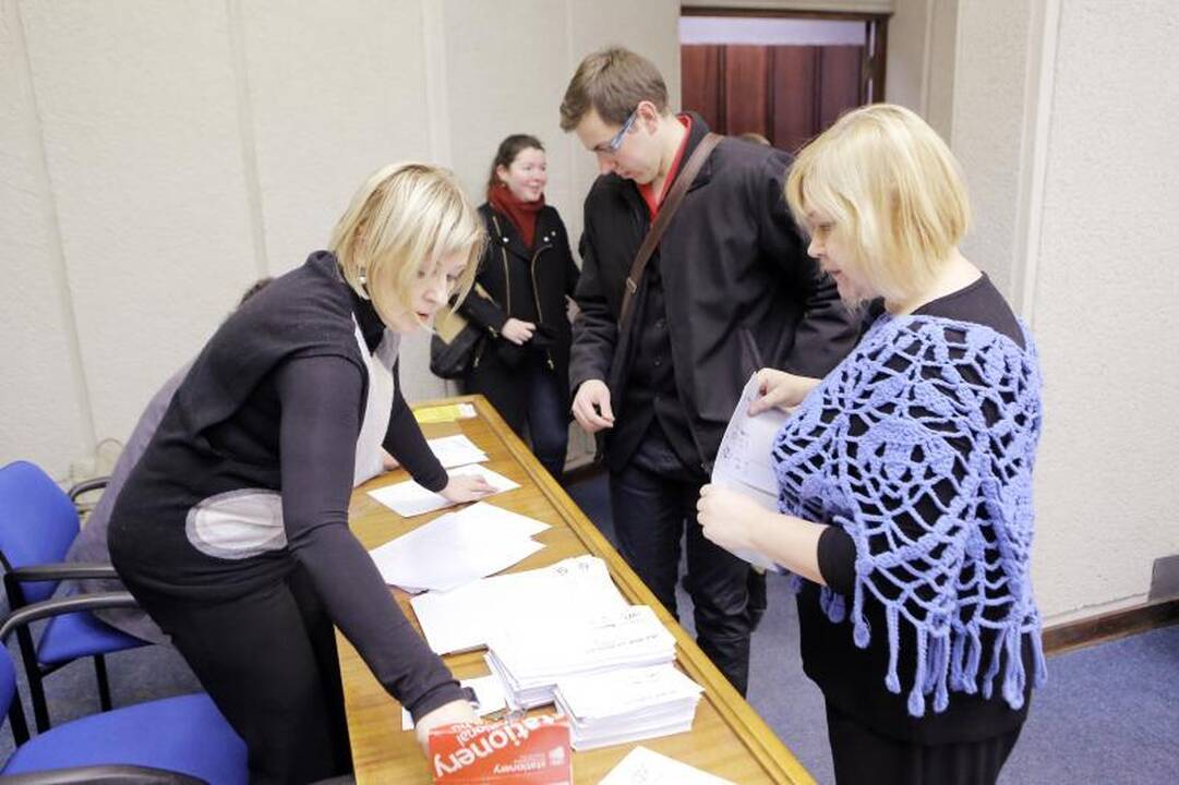 Klaipėdiečiai piktinosi – nacionalinį diktantą skaitė per greitai 
