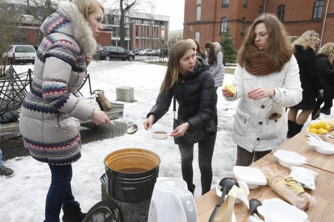 KU studentai kvietė valgyti aštrią žuvienę 