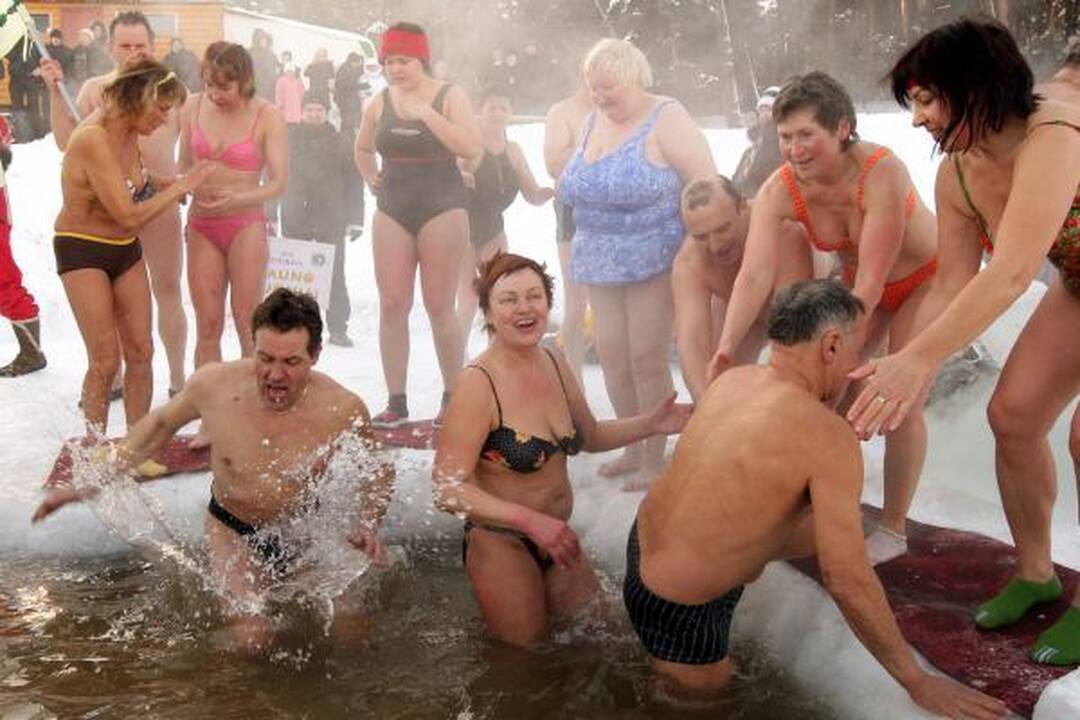 "Ruonių maudynių" dalyviai nepabūgo šalčio