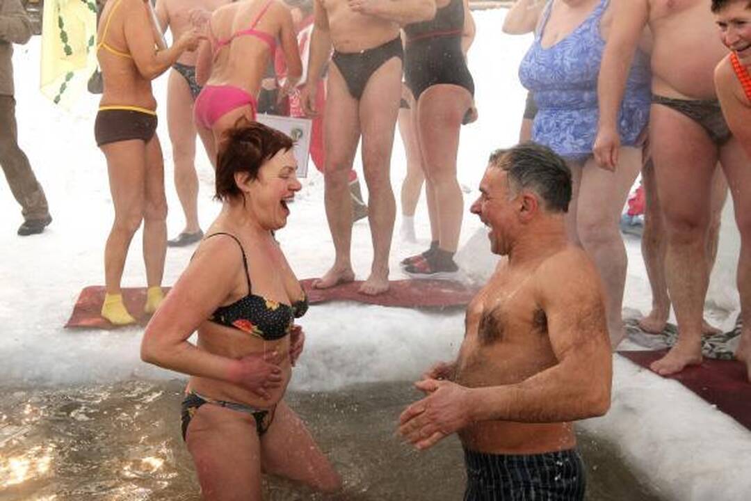 "Ruonių maudynių" dalyviai nepabūgo šalčio