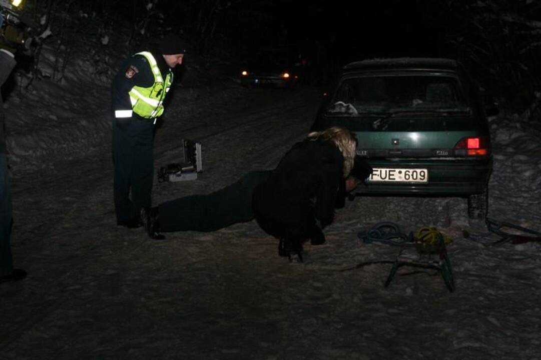 Važiuodamas automobilio tempiamomis rogėmis žuvo vaikinas
