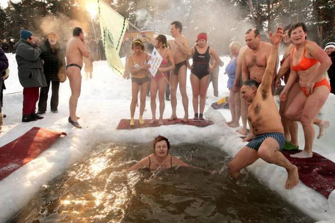 "Ruonių maudynių" dalyviai nepabūgo šalčio