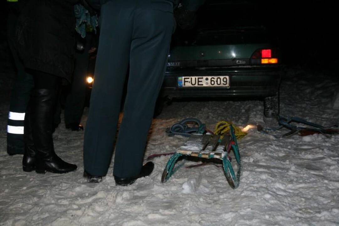 Važiuodamas automobilio tempiamomis rogėmis žuvo vaikinas