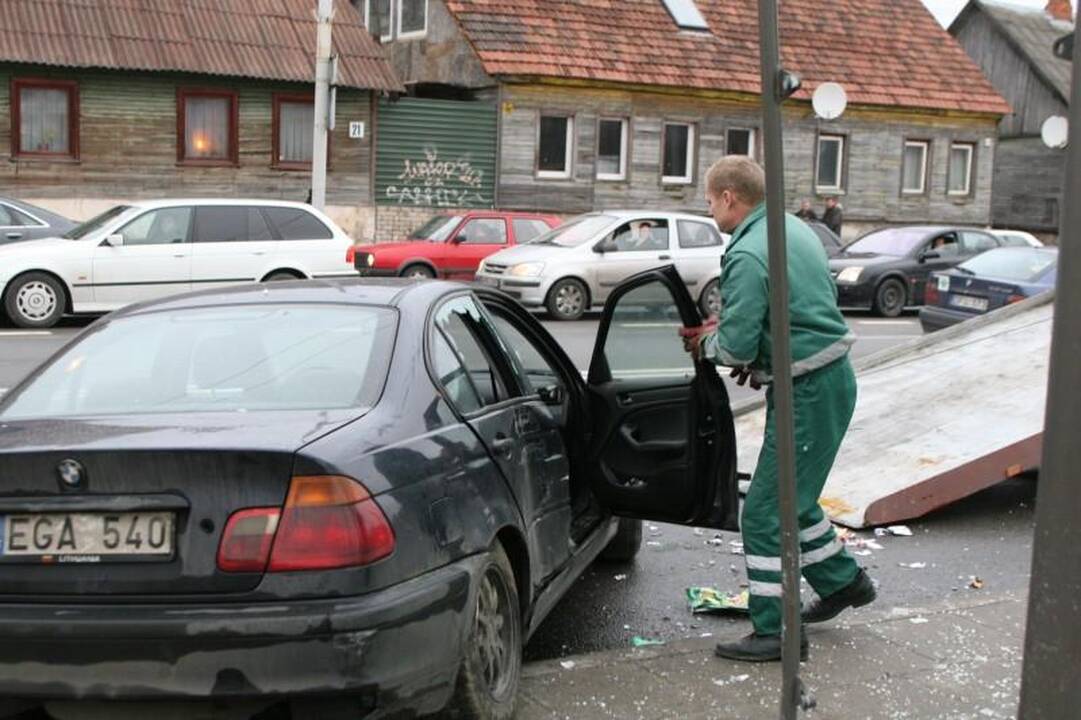 Lėkdamas maždaug 120 km/val. greičiu BMW įlėkė į stotelę