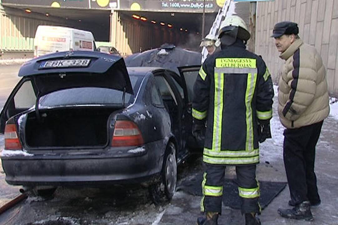 Vilniuje šalia tunelio užsidegė važiuojantis automobilis