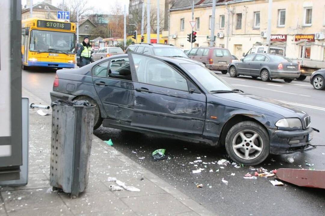 Lėkdamas maždaug 120 km/val. greičiu BMW įlėkė į stotelę