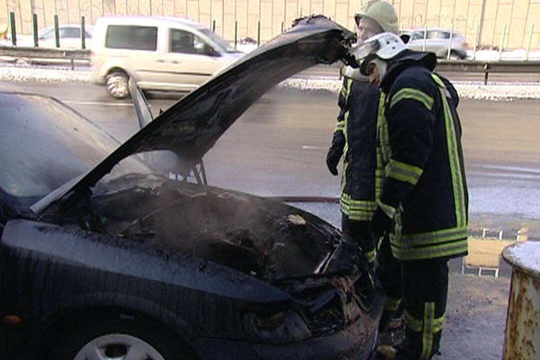 Vilniuje šalia tunelio užsidegė važiuojantis automobilis