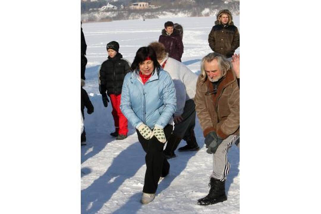 "Ruonių maudynių" dalyviai nepabūgo šalčio