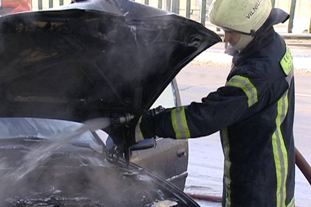Vilniuje šalia tunelio užsidegė važiuojantis automobilis