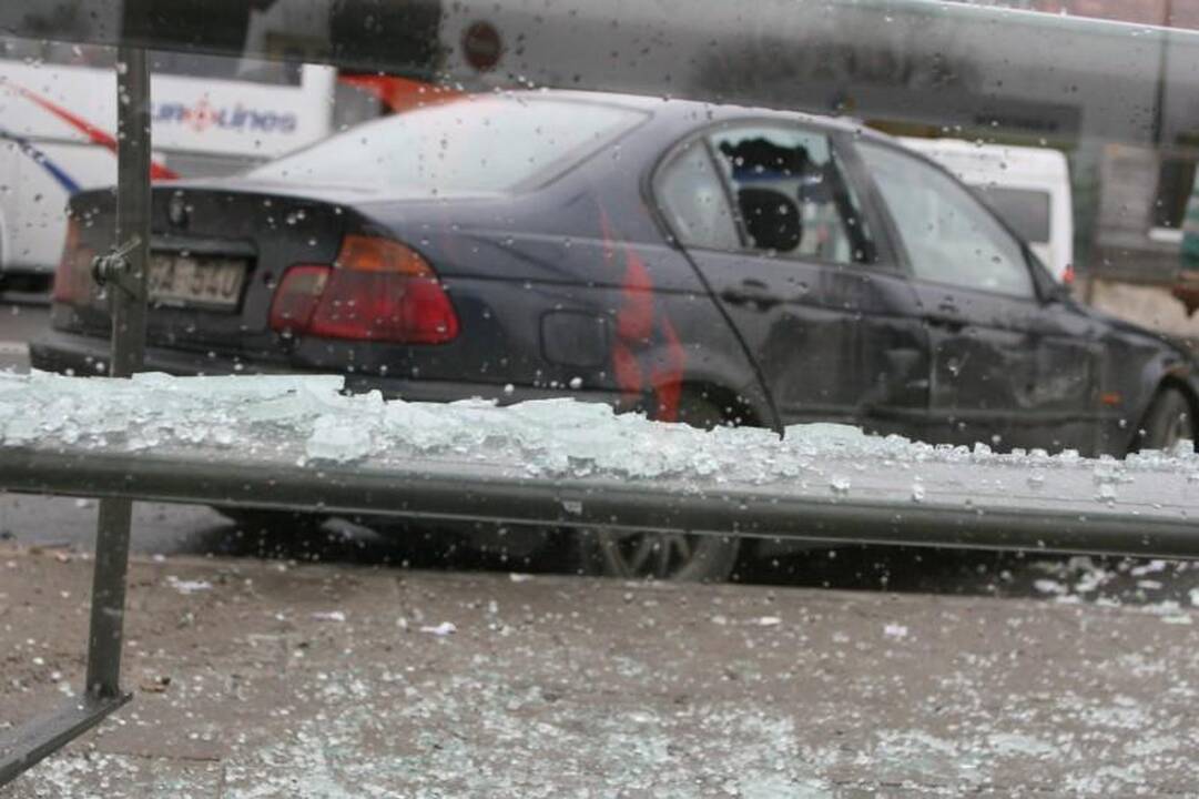 Lėkdamas maždaug 120 km/val. greičiu BMW įlėkė į stotelę