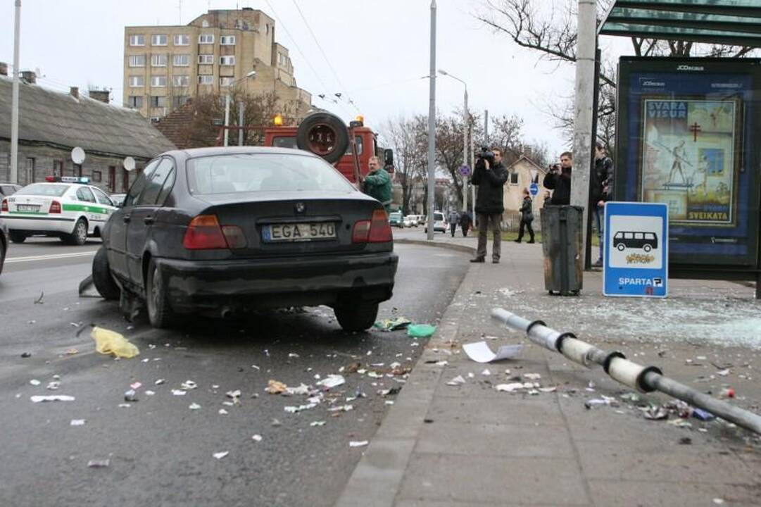 Lėkdamas maždaug 120 km/val. greičiu BMW įlėkė į stotelę