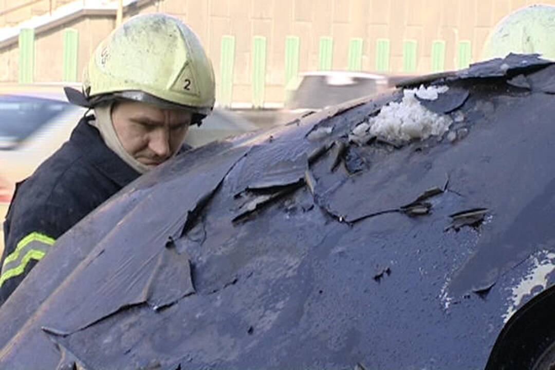 Vilniuje šalia tunelio užsidegė važiuojantis automobilis