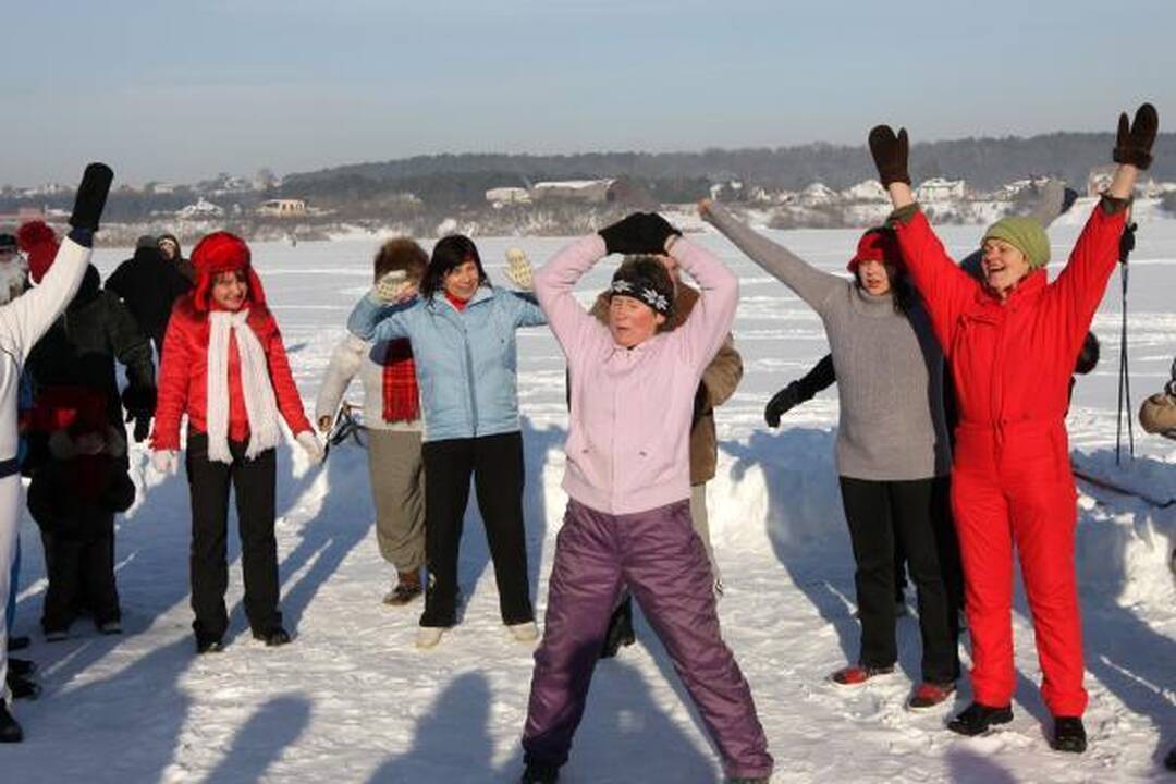 "Ruonių maudynių" dalyviai nepabūgo šalčio