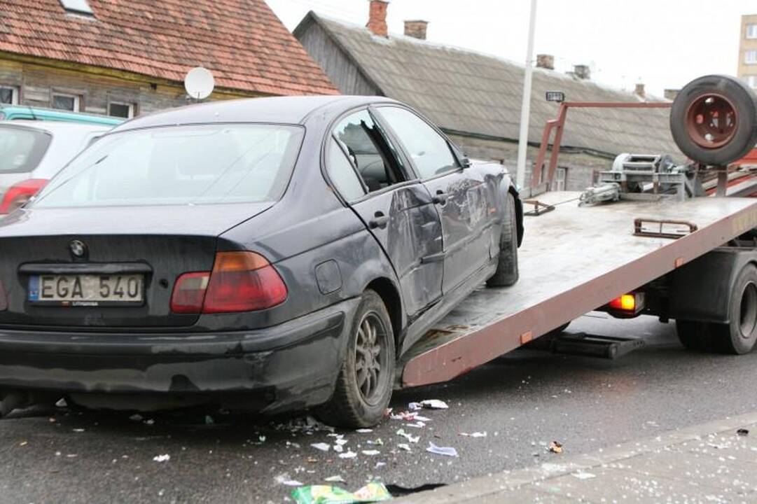 Lėkdamas maždaug 120 km/val. greičiu BMW įlėkė į stotelę