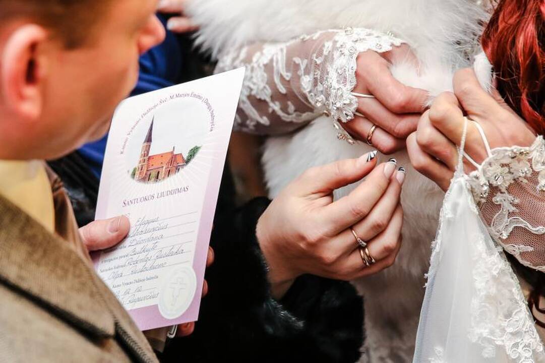 Ištekėjusiai Dž. Butkutei palinkėjo susilaukti 12 vaikų