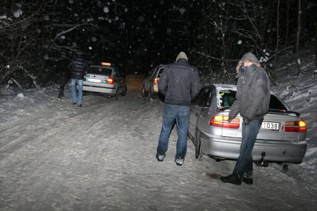 Važiuodamas automobilio tempiamomis rogėmis žuvo vaikinas