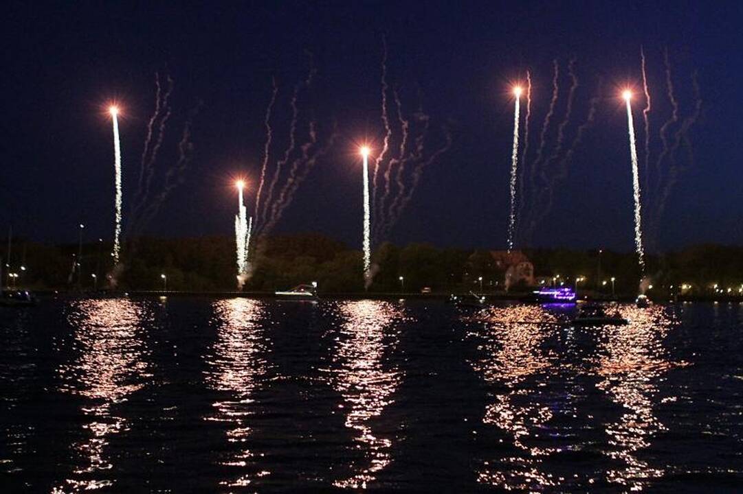 Klaipėdos laivų paradą papuošė fejerverkas   